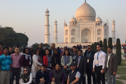 New Delhi : Excursion privée d'une journée au Taj Mahal en train Gatimaan2ème AC Economy Chair Car