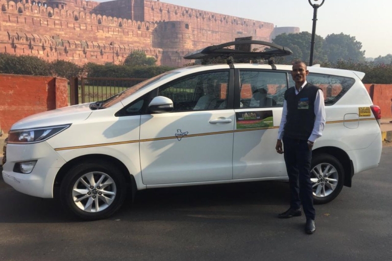 New Delhi : Excursion privée d'une journée au Taj Mahal en train Gatimaan2ème AC Economy Chair Car