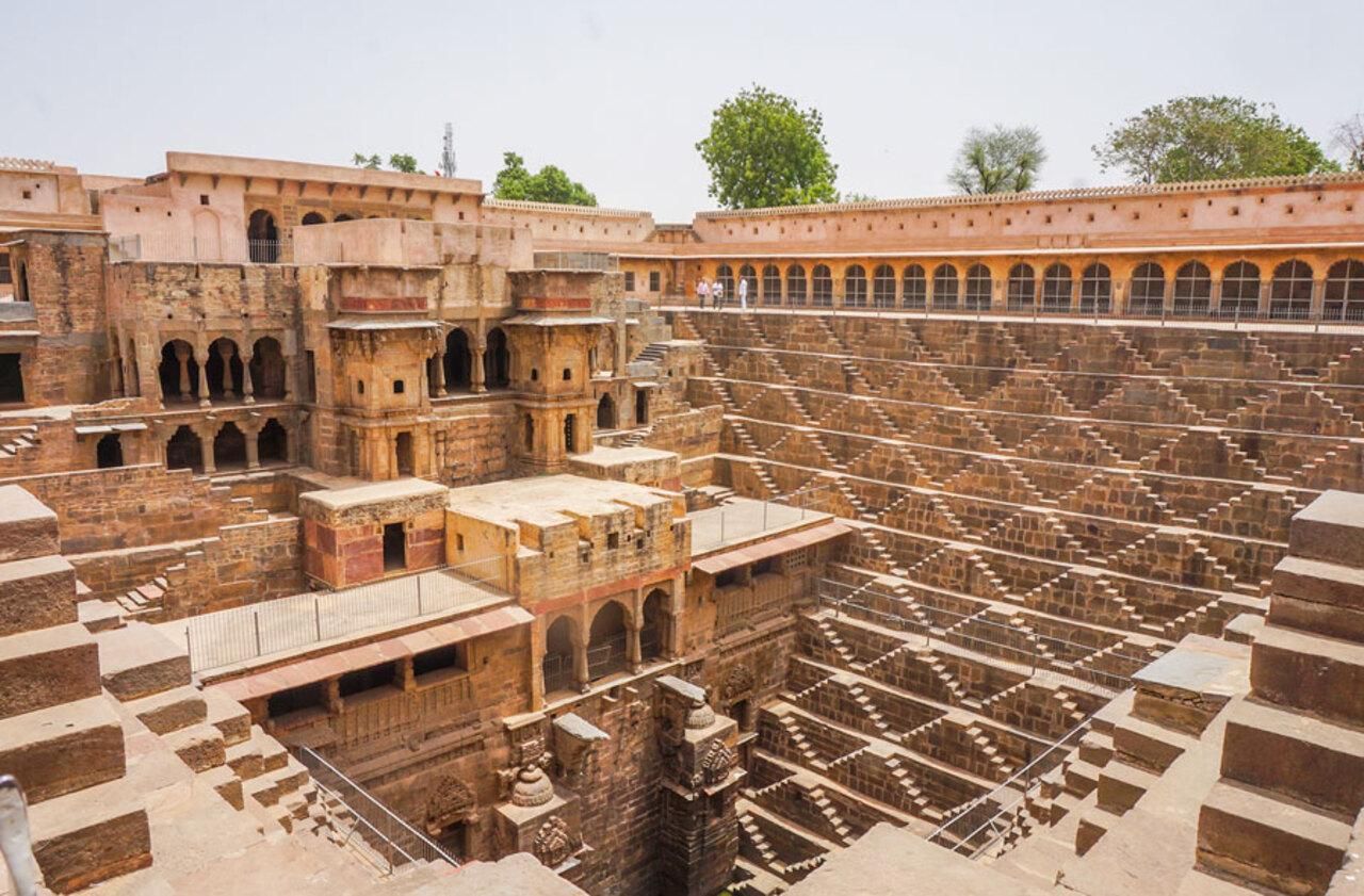 Transfer von Agra nach Jaipur über Fatehpur Sikri & Stepwell