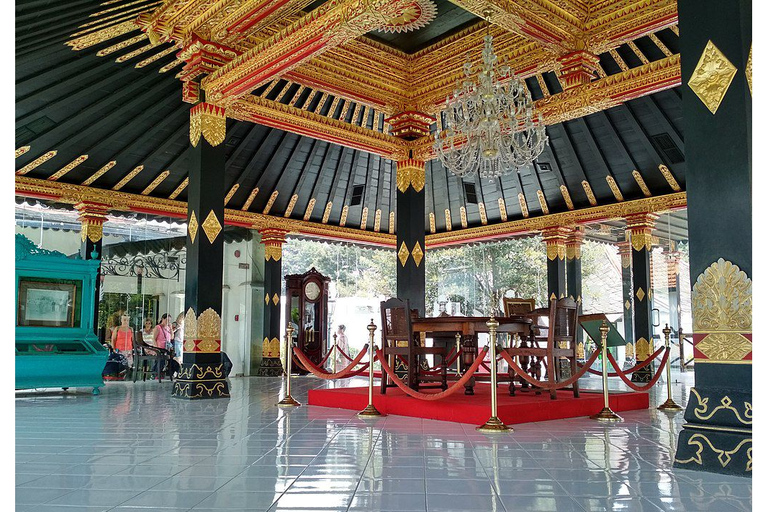 Visita Matinal al Templo de Prambanan y Visita al Palacio de Yogyakarta