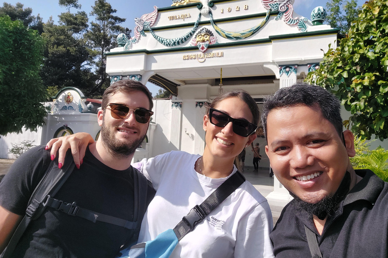 Visita Matinal al Templo de Prambanan y Visita al Palacio de Yogyakarta