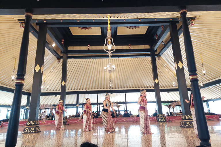 Visita Matinal al Templo de Prambanan y Visita al Palacio de Yogyakarta