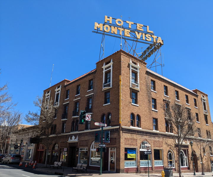Flagstaff: Self-Guided Scavenger Hunt Walking Tour