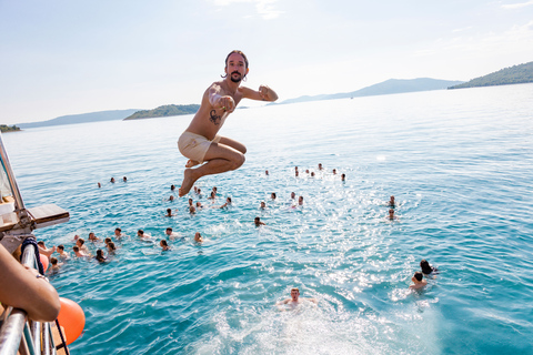 Delad: Blue Lagoon Boat Party med DJ:s, shots och efterfest