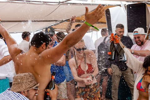 Delad: Blue Lagoon Boat Party med DJ:s, shots och efterfest