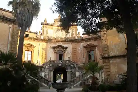 Bagheria: tour of Villa Palagonia and Street Food itinerary