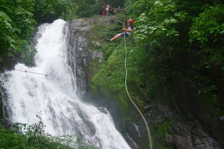 Amazing 11 Waterfalls Zipline Tour / San Jose / Transport InclNiesamowite 11 wodospadów 25 kabli / San Jose