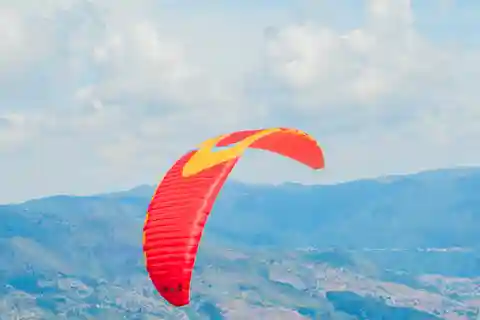 Salta de parapente sobre a bela Medellín