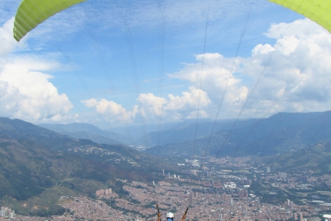 Parapente au-dessus de la belle ville de Medellin