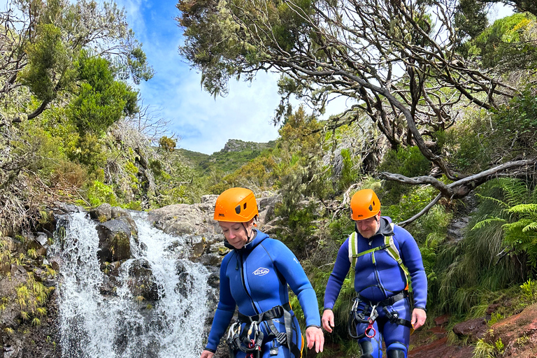 Från Funchal: Madeira Island Canyoning för nybörjareFrån Funchal: Canyoning på Madeira för nybörjare