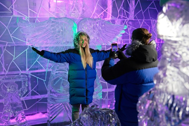 Visit Queenstown Ice Bar Entry with Warm Winter Gear and Drink in Arrowtown, New Zealand