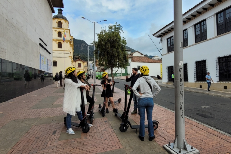 Bogotá: Tour en Scooter explorando la historia de La CandelariaTour en Scooter por Bogotá con la Agencia Jaguar