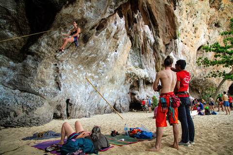 Krabi: dagcursus rotsklimmen op Railay BeachVerzamelen bij de Ao Nam Mao-pier