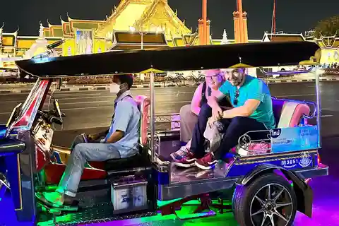 Bangkok: Tuk Tuk-tour met proeverij van eten in de oude stad bij nacht