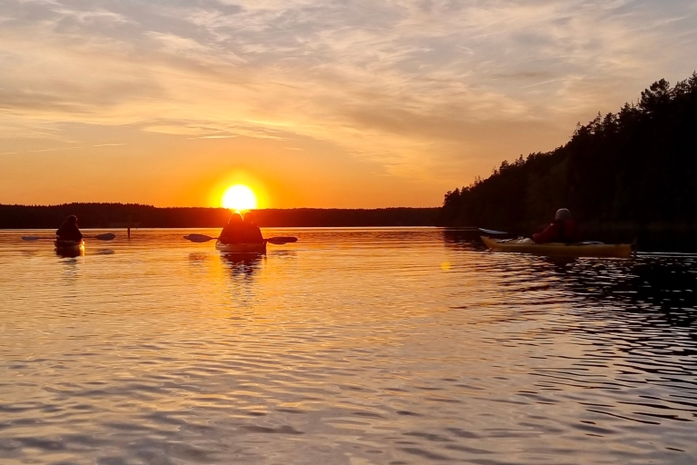 Sztokholm: Wycieczka kajakiem o zachodzie słońca po jeziorze Melar z herbatą i ciastem
