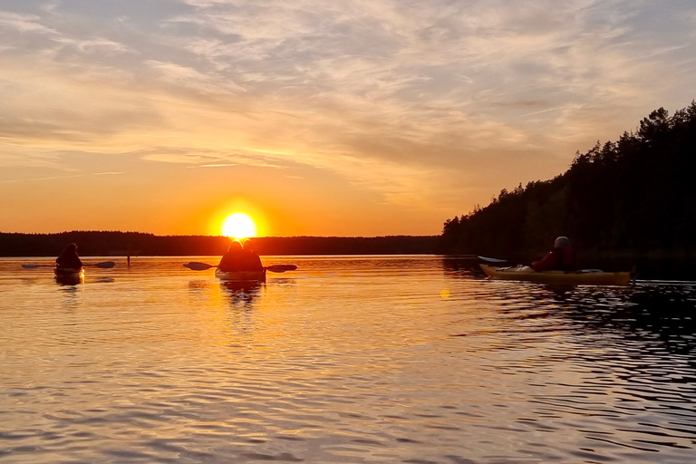 Stockholm: kajaktocht bij zonsondergang op het Mälarmeer met thee en cake