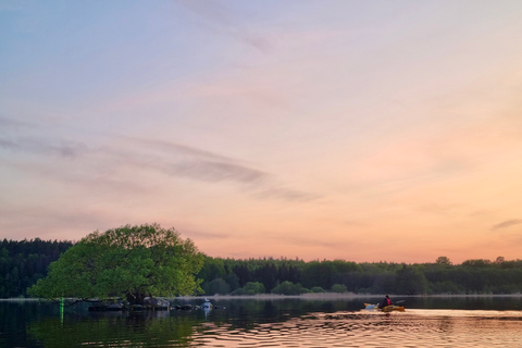 Stockholm : Excursion en kayak au coucher du soleil sur le lac Mälaren avec thé et gâteau