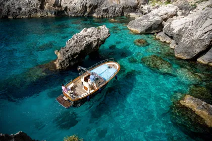 Capri: Halbtägige private, anpassbare Kreuzfahrt mit Schnorcheln