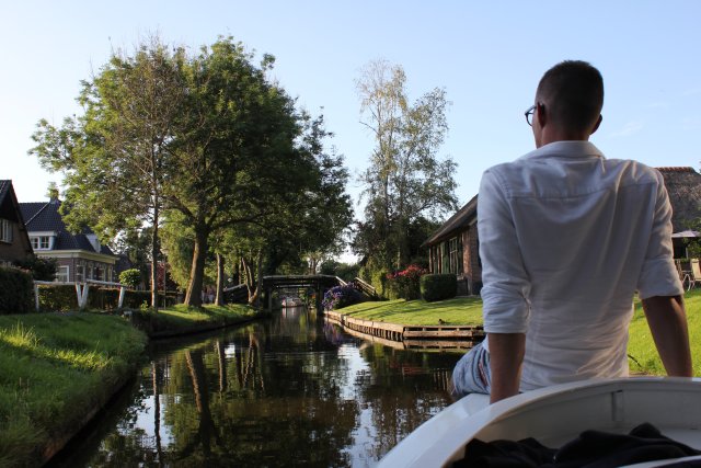 Giethoorn: Live Guided Tour with Cruise &amp; Cheese Platter