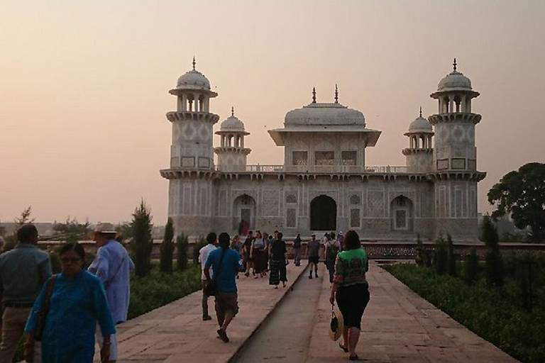 Vanuit Delhi: Taj Mahal & Agra Fort-dagtour met 5-sterrenlunchTour met AC-auto, chauffeur, gids, entree en maaltijd bij 5-sterren