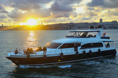 Istanbul : Croisière au coucher du soleil en yacht de luxe sur le Bosphore