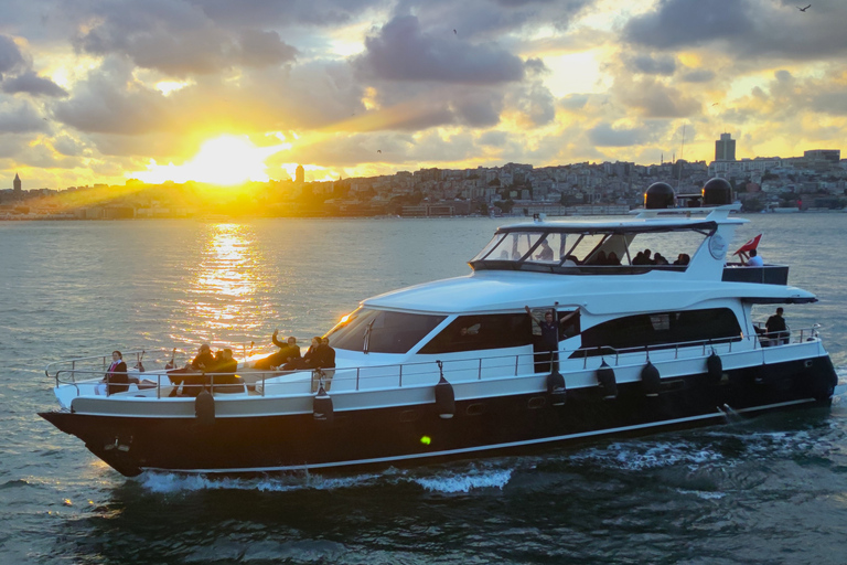 Istanbul : Croisière au coucher du soleil en yacht de luxe sur le Bosphore