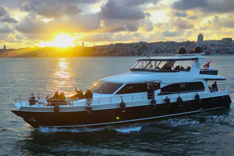Istanbul: Bootsfahrt bei Sonnenuntergang auf dem Bosporus in kleiner Gruppe