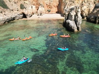Praia dovau -kayak洞窟と崖のツアー-AlvorとPortimão - Housity