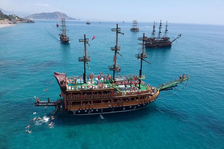 Alanya: Piratenfahrt mit Sonnenuntergang Option & Unbegrenzte GetränkeTagestour mit Treffen (keine Abholung) und unbegrenzten Softdrinks