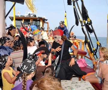 Alanya: Pirate Boat with Lunch and Unlimited Drinks