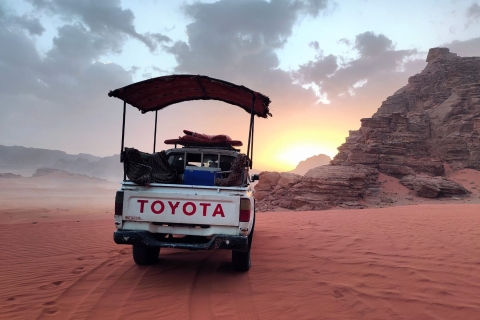 excursión de medio día en jeep por el desierto de wadi rum con puesta de sol