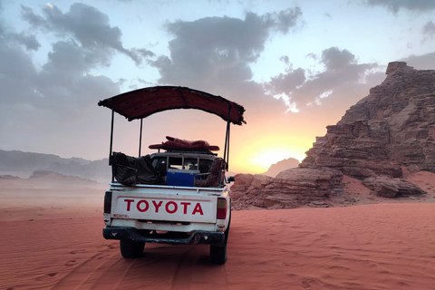 demi-journée de Jeep dans le désert de Wadi rum avec coucher de soleil