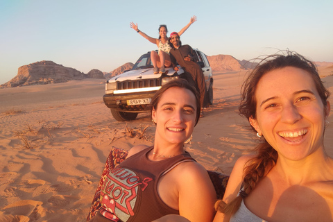 excursión de medio día en jeep por el desierto de wadi rum con puesta de sol