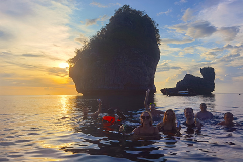 Phi Phi: Wycieczka łodzią motorową Deluxe Sunset — Maya Bay i Plankton