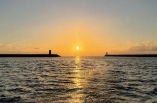 Charmanter Segelboot-Sonnenuntergang