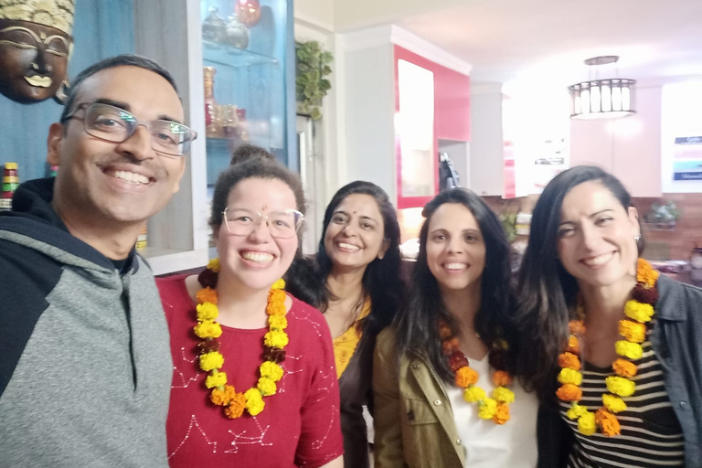 Kook Indiaas eten met lokale familie in hun traditionele huisOntbijt, lunch of diner volgens de door u gekozen tijd