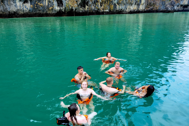 Depuis Phuket : Excursion d'une journée à Phi Phi avec visite privée à bord d'une longue queueDepuis Phuket : Excursion d'une journée à Phi Phi avec un tour privé en longue queue