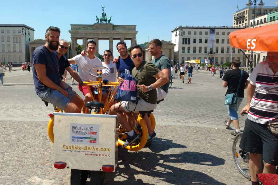 Berlin: Geführte Sightseeingtour mit Konferenzfahrrädern. Foto: GetYourGuide