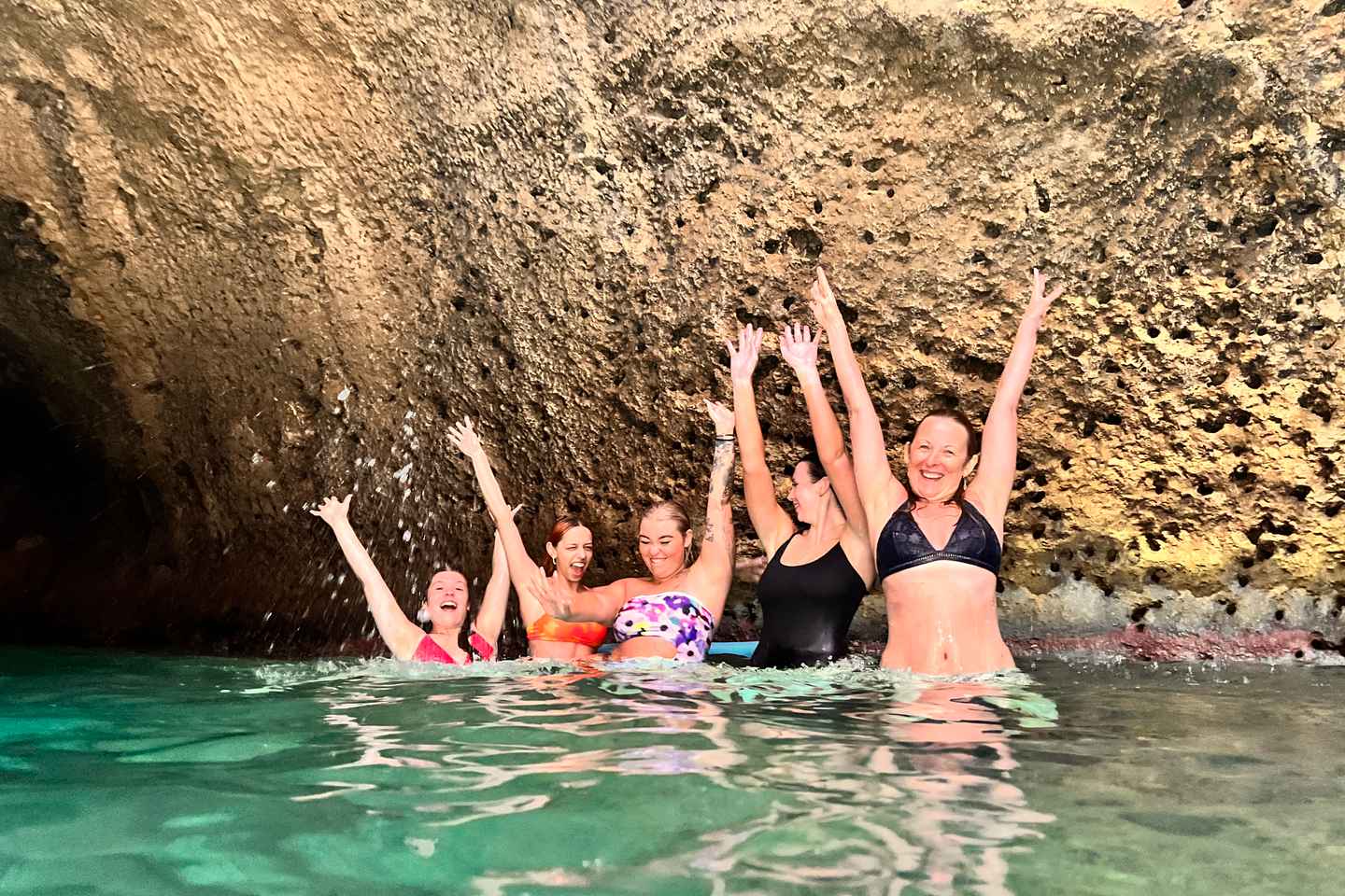 【ロドス島】飲み物付き！4か所寄港の水上ボートクルーズ