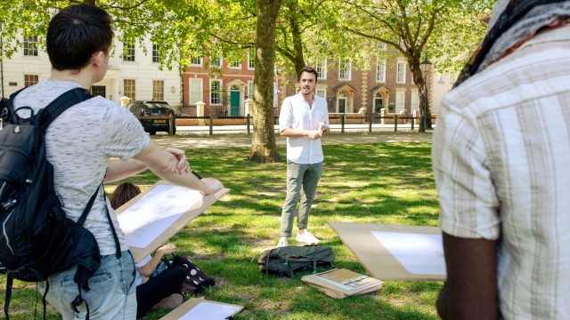Visit Bristol sketching tour for beginners and improvers in La Havane