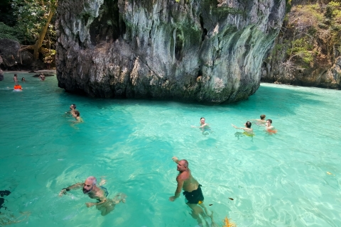 Phi Phi : Excursion en bateau rapide dans la baie de Maya avec plongée en apnéeExcursion d'une demi-journée en bateau à moteur dans la baie de Maya avec plongée en apnée