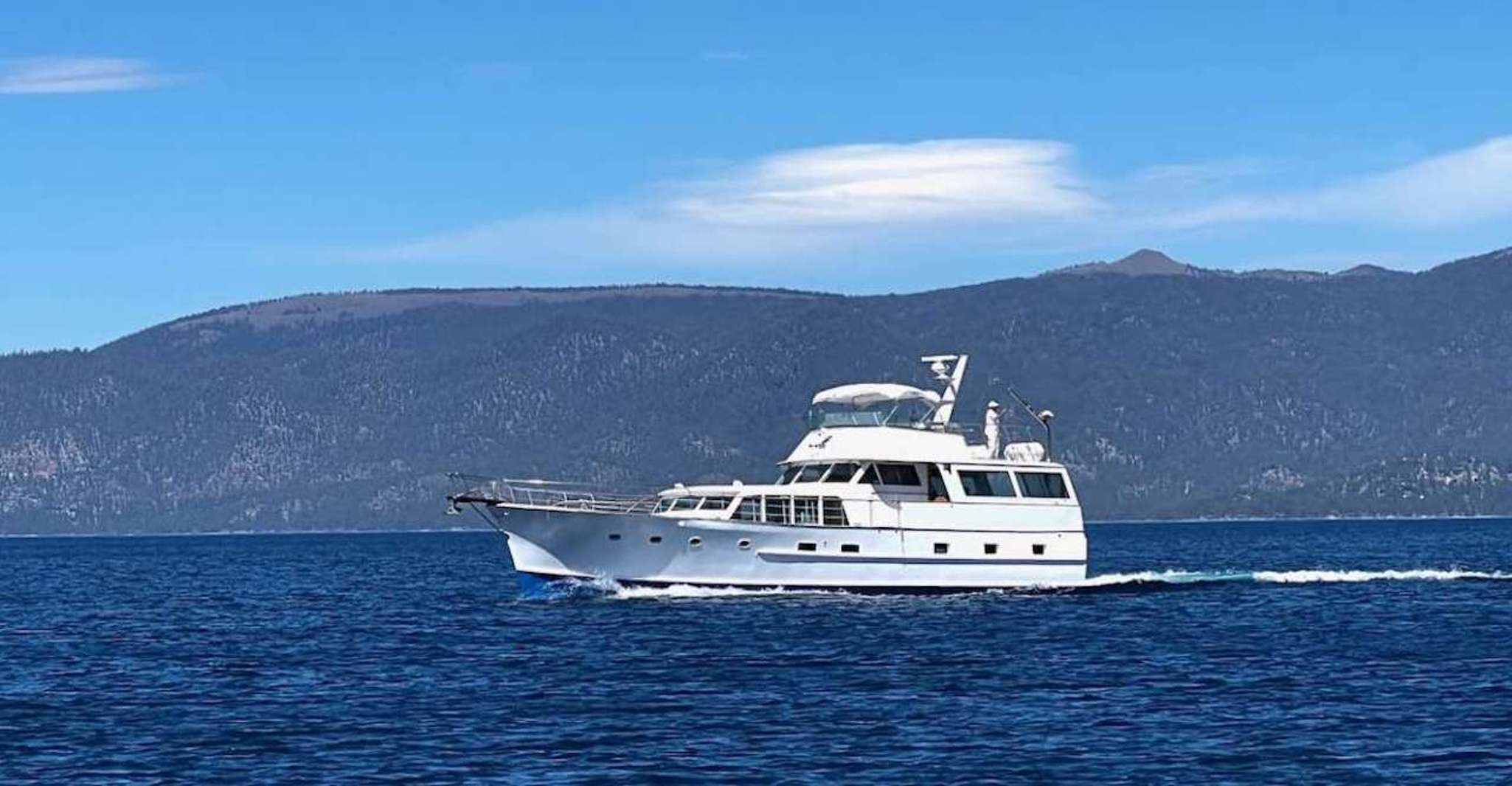 Lago Tahoe, Escénico crucero al atardecer con bebidas y aperitivos - Hizvo