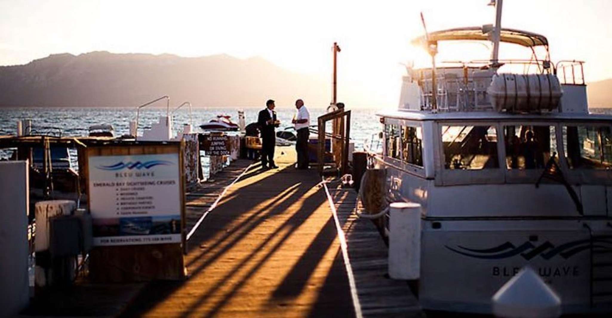 Lago Tahoe, Escénico crucero al atardecer con bebidas y aperitivos - Hizvo