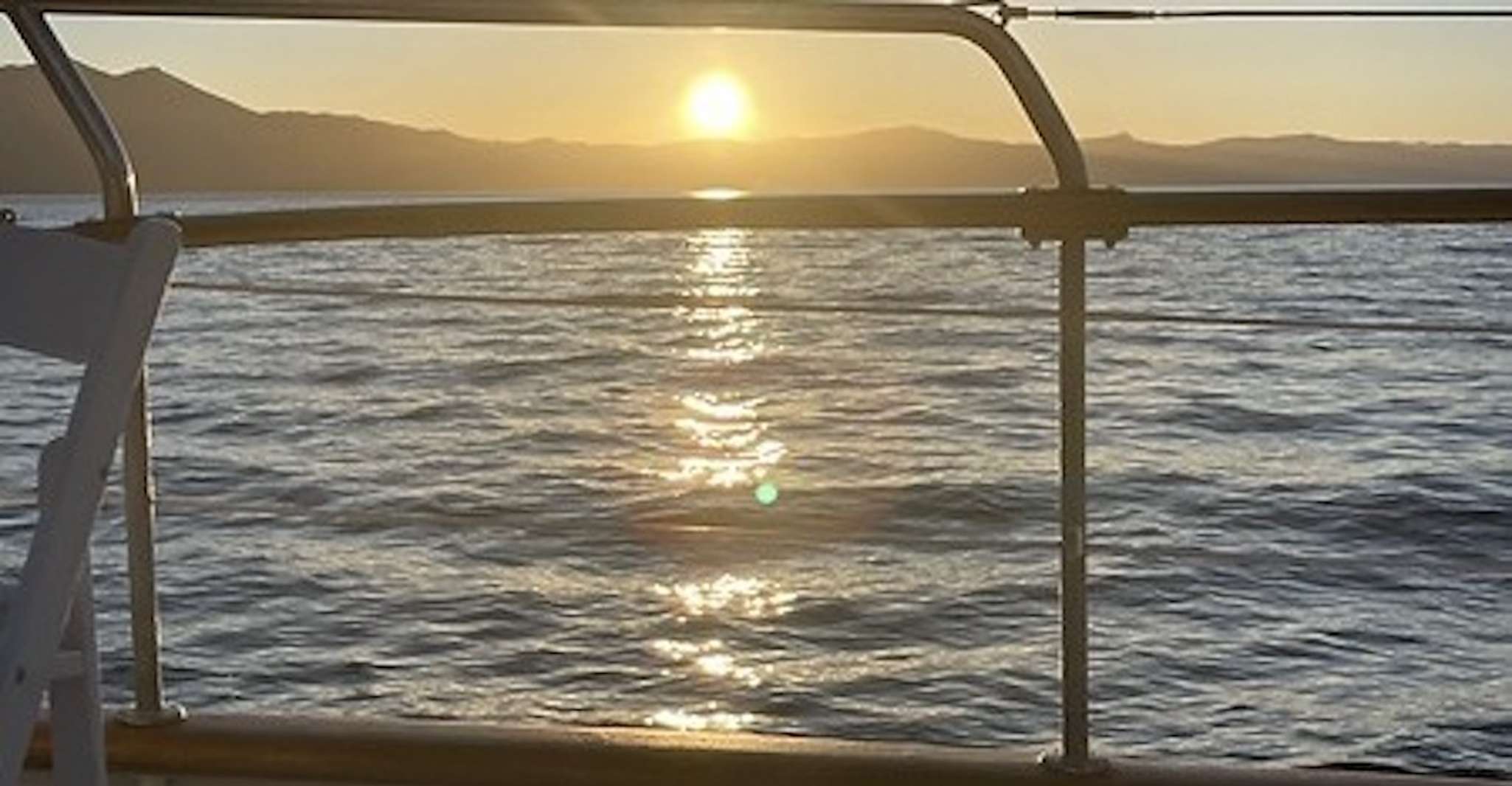 Lago Tahoe, Escénico crucero al atardecer con bebidas y aperitivos - Hizvo