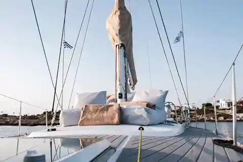 Pireas : Excursion privée d'une journée à Égine sur un yacht avec déjeuner
