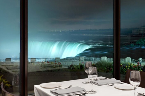 Tour a piedi di una notte sul Niagara con crociera sui fuochi d&#039;artificio + cena