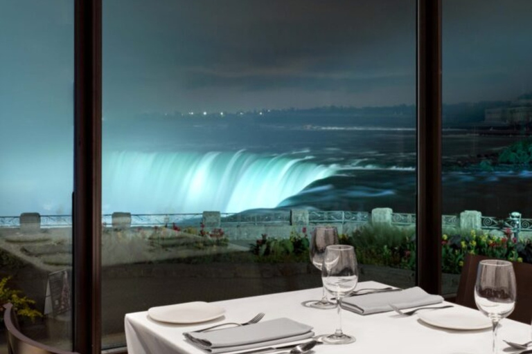 Tour a piedi di una notte sul Niagara con crociera sui fuochi d&#039;artificio + cena