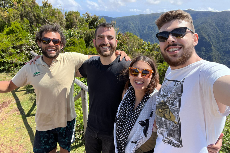 Madeira: Passeio de jipe de dia inteiro com guia e trasladoMadeira: Passeio de jipe de dia inteiro com guia e pick-up