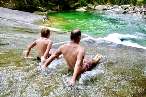 Von Cairns aus: Halbtägige Splash & Slide Wasserfall Tour