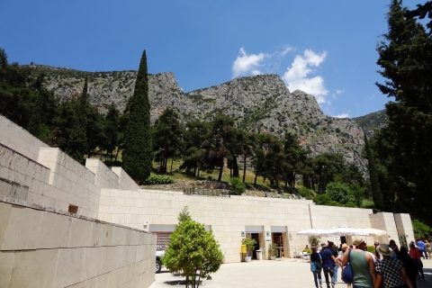 Atenas: tour guiado a Delfos recogida y almuerzo opcionalTour en español con almuerzo